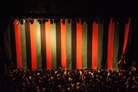 定式幕がかかったステージ。（Photo by Ohagi）