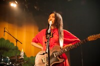 中嶋イッキュウ（Vo, G）（Photo by Ohagi）