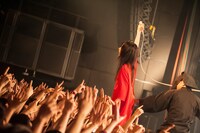 中嶋イッキュウ（Vo, G）（Photo by Ohagi）