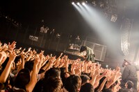 観客に支えられながら立つヒロミ・ヒロヒロ（B, Cho）。（Photo by Ohagi）