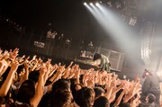 観客に支えられながら立つヒロミ・ヒロヒロ(B, Cho)。(Photo by Ohagi)