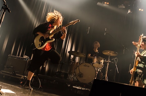 tricot「KABUKU TOUR 2016」東京・赤坂BLITZ公演の様子。(Photo by Ohagi)