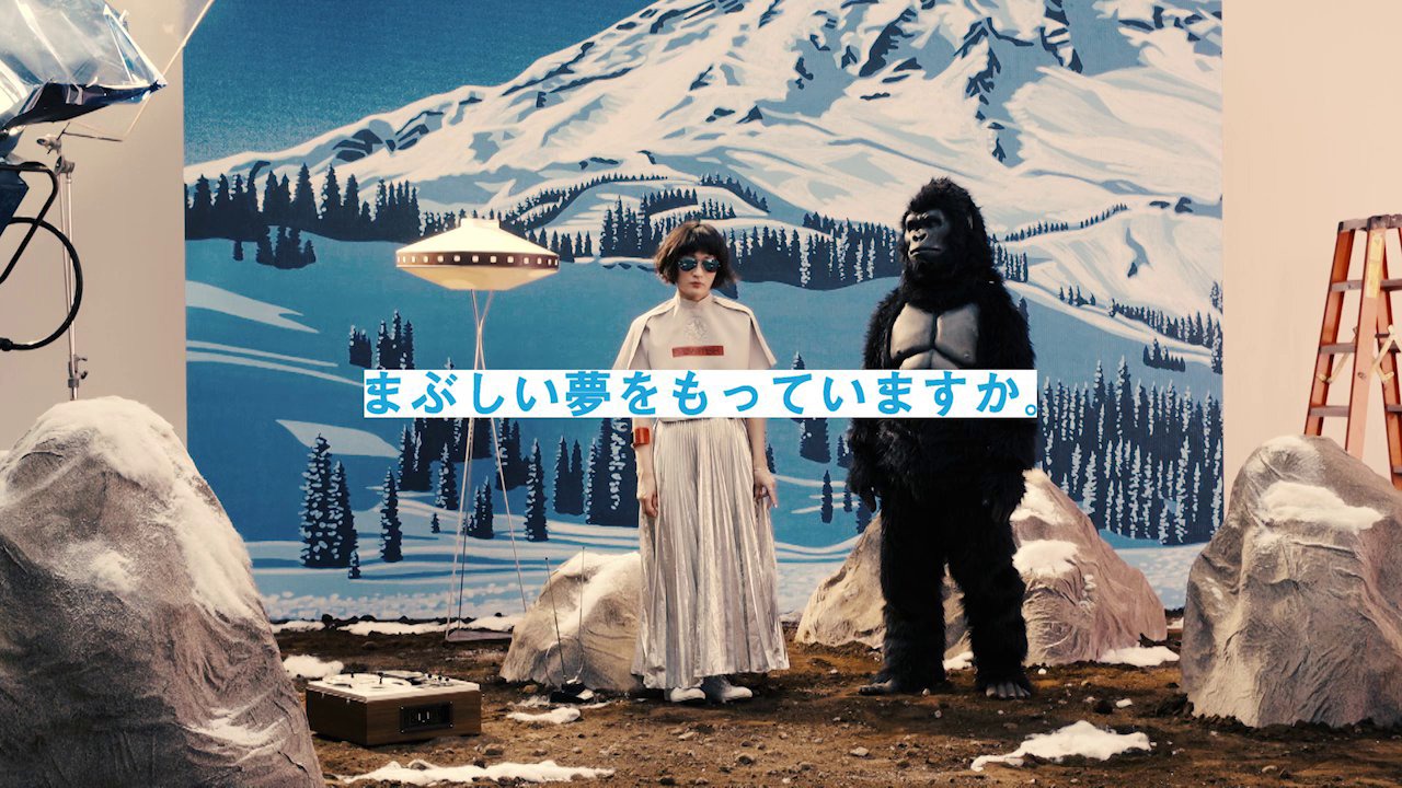 「A LONG SUNGLASSES V・A・C・A・T・I・O・N」第2弾スペシャルムービーのワンシーン。