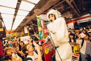 雪男に扮し、東京・タワーレコード渋谷店で歌うコムアイ。