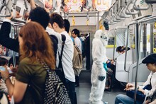 雪男に扮し、電車に乗るコムアイ。