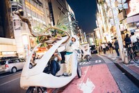 雪男に扮し、東京・渋谷の街をベロタクシーで移動するコムアイ。