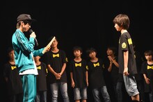 ジョー（右）への卒業証書を読み上げるトーマ（左 / MAGiC BOYZ）。