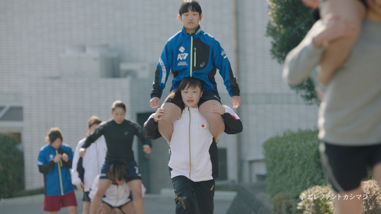 明治企業CM「POWER! ひとくちの力 登坂絵莉選手篇」のワンシーン。