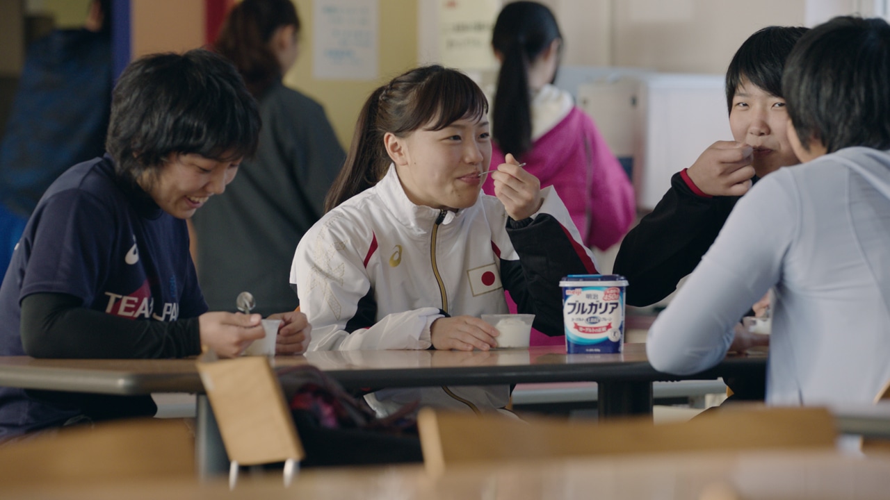 明治企業CM「POWER! ひとくちの力 登坂絵莉選手篇」のワンシーン。