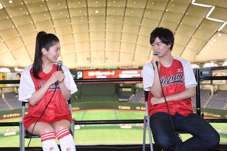 「逃げ出したいほどつらかった」とソフト部時代を振り返り意気投合する茅原投手(左)と逢坂投手(右)。