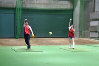 黙々と投球練習を続ける逢坂投手（左）と茅原投手（右）。