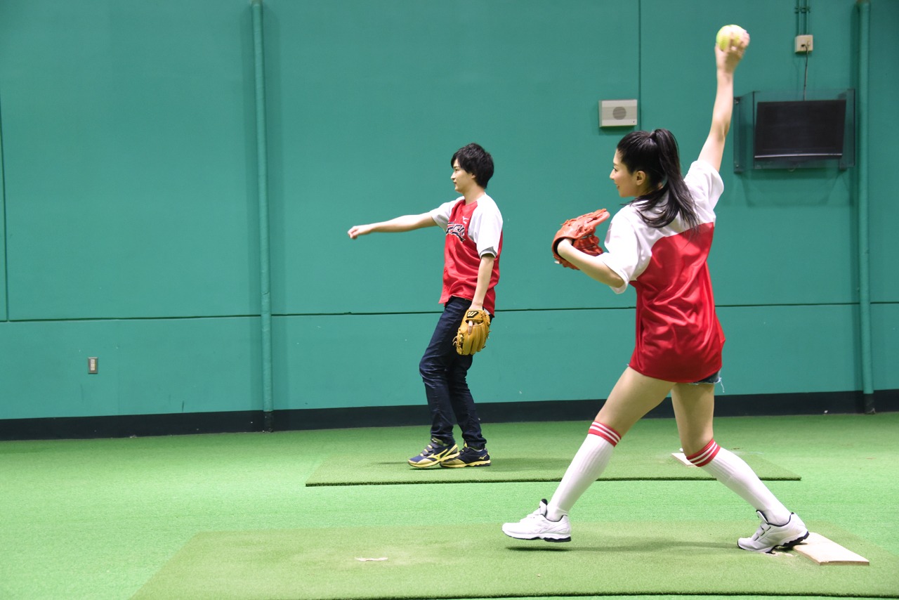 ファーストピッチセレモニー本番に向けて入念に調整する逢坂投手（左）と茅原投手（右）。