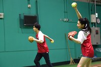 入念な投球練習をする逢坂投手（左）と茅原投手（右）。