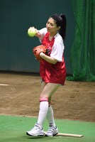 豪快に腕をスイングさせる茅原投手。