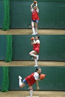 慣れたオーバーハンドスローでは安定したピッチングフォームを見せる茅原投手。