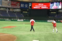 マウンドへと向かう逢坂投手（左）と茅原投手（右）。