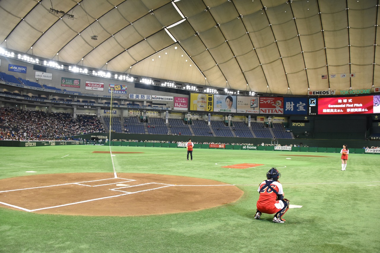 アイコンタクトで投球の間合いを計る逢坂投手（左）と茅原投手（右）。