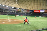 「日米対抗ソフトボール2016」ファーストピッチセレモニーの様子。