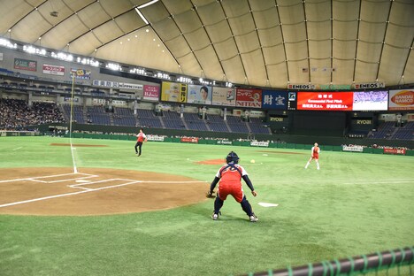 「日米対抗ソフトボール2016」ファーストピッチセレモニーの様子。