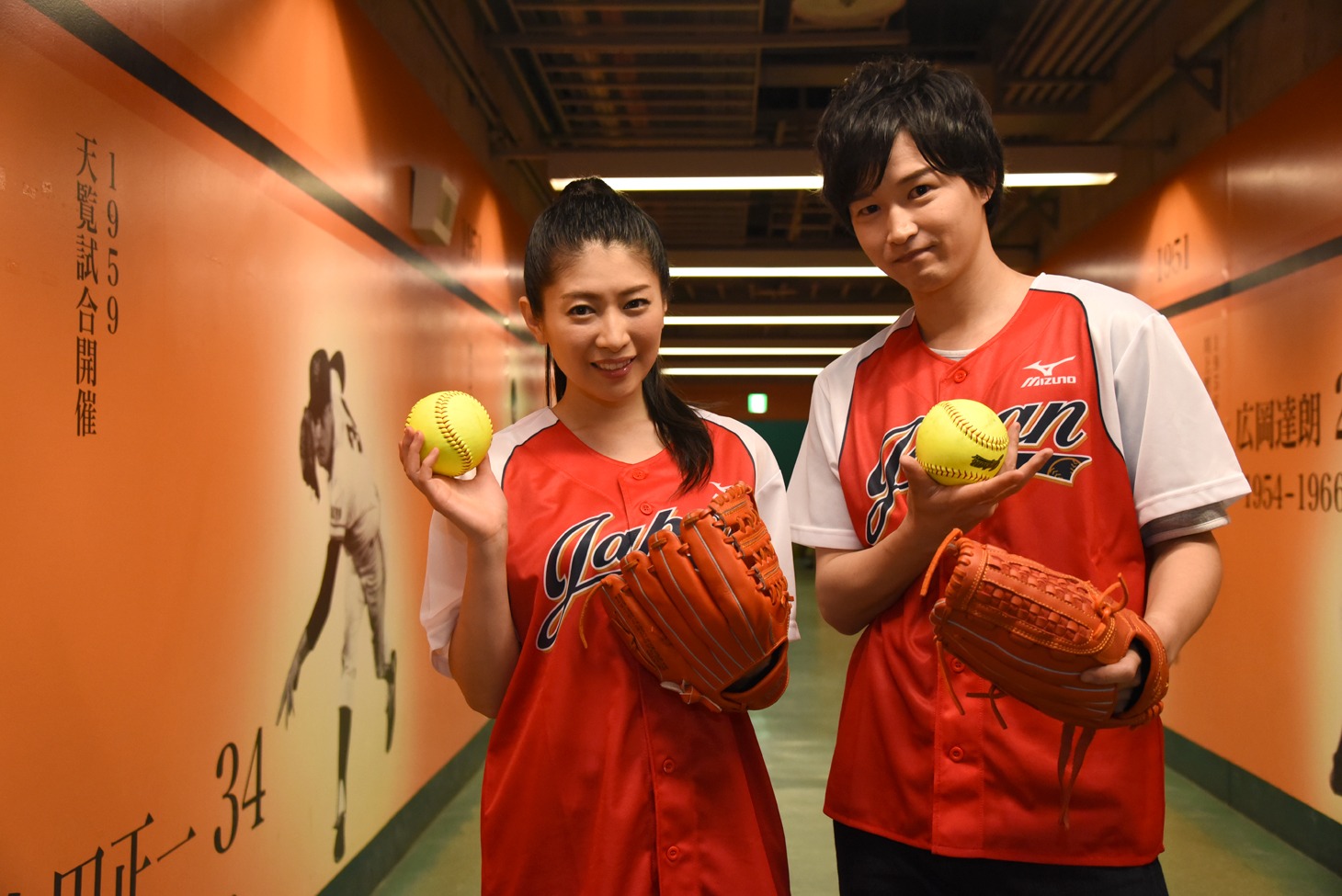 ファーストピッチセレモニーの大役を終えた茅原実里投手（左）と逢坂良太投手（右）。