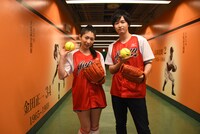 ファーストピッチセレモニーの大役を終えた茅原投手（左）と逢坂投手（右）。