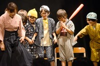 観客にボールを当ててしまい、謝る財部友吾（右から2番目）とスタメンKiDS。