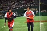 投球を終え笑顔の逢坂投手（右）。