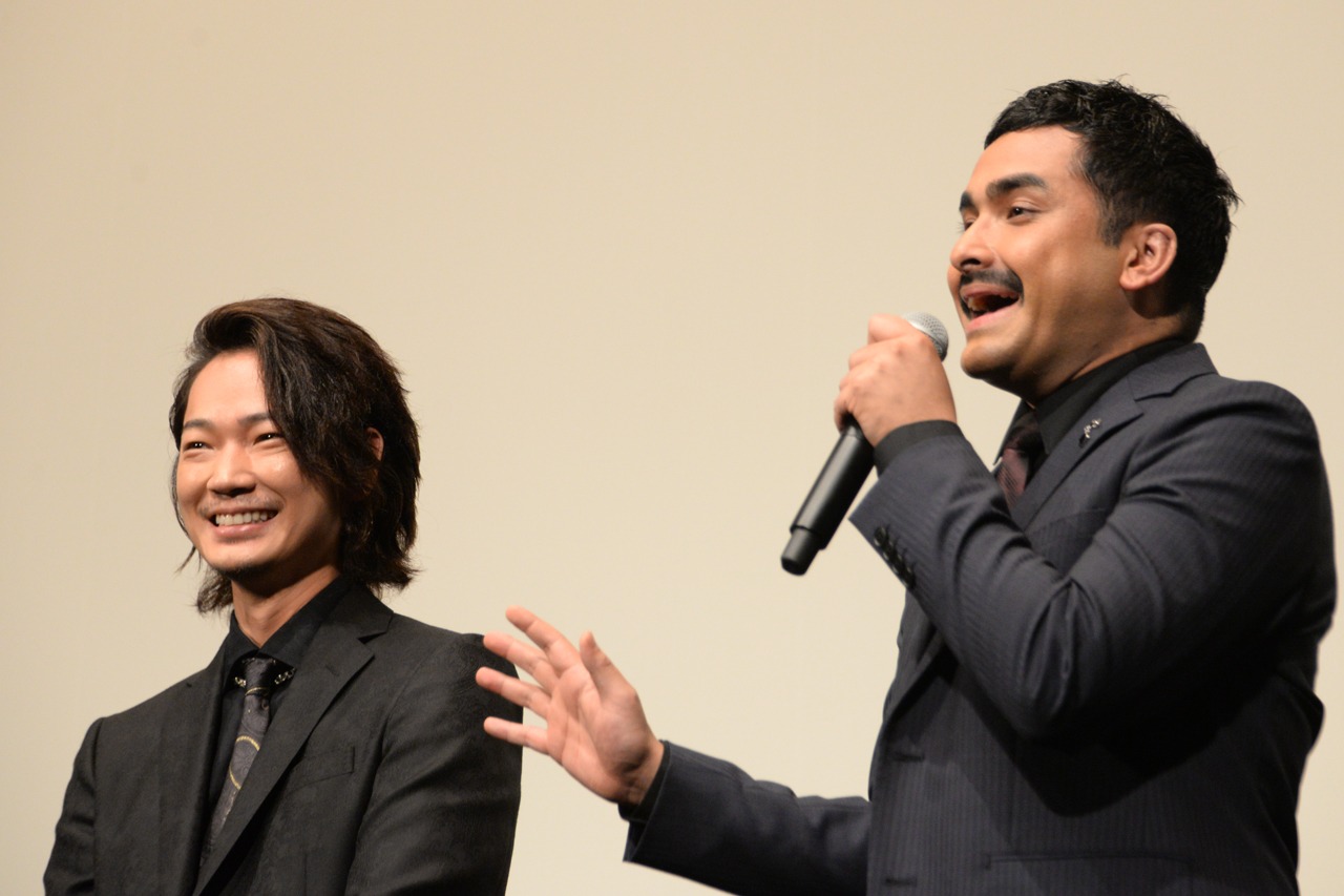 左から綾野剛、植野行雄（デニス）。