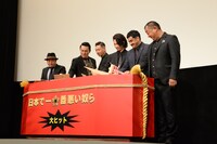 鏡開きをした登壇者たち。