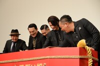 「日本で一番悪い奴ら」初日舞台挨拶のワンシーン。