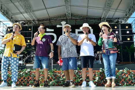 左より与座よしあき、上地等、比嘉栄昇、島袋優、きゃんひとみ。(撮影:橋本塁)