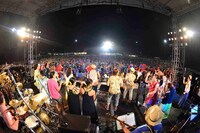 「うたの日コンサート2016 in 嘉手納」エンディングの様子。（撮影：橋本塁）