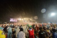 「うたの日コンサート2016 in 嘉手納」エンディングの様子。（撮影：橋本塁）