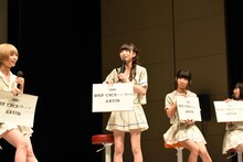 1999年の交通安全スローガン「信号がピカピカ○○止まろうね」の空欄を埋める問題に「人が消えたね」とホラーな回答をし、観客をざわつかせた藤咲彩音（左から2番目）。ちなみに正解は当時大流行のキャラクター・ピカチュウにちなんだ「チュウい」。