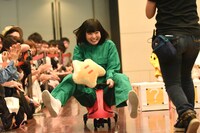 「免許を持ってりゃ勝てるよね!? でんぱカート対決」第1レースで首位を制した夢眠ねむ。