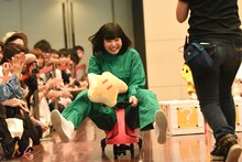 「免許を持ってりゃ勝てるよね!? でんぱカート対決」第1レースで首位を制した夢眠ねむ。