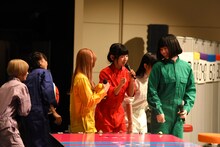 偶然一列になりトレインダンスを披露するでんぱ組.inc。