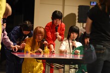 真剣な表情でチョロQをスタンバイさせるでんぱ組.inc。