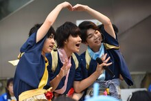 左から吉田仁人、佐野勇斗、塩崎太智。