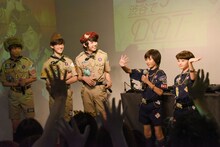 挨拶をするジョー（右から2番目）とミロ（右）。