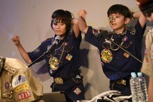 サンバホイッスルを額に付けてDJ台から登場したジョーとミロ。