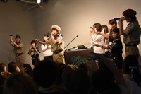 誕生日を祝福されるトーマ（中央）。