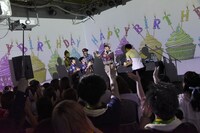 誕生日を祝福されるトーマ（中央）。