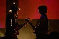 根岸孝旨（B）と小倉博和（G）。（撮影：岸田哲平）