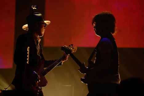 根岸孝旨(B)と小倉博和(G)。(撮影:岸田哲平)