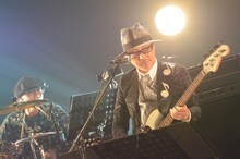 屋敷豪太（Dr）と根岸孝旨（B）。（撮影：岸田哲平）