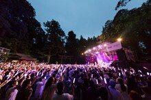 和楽器バンド「日光東照宮御鎮座四百年記念Special Concert」の様子。（写真提供：エイベックス）