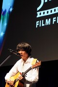 6月24日の「花瓶に花」上映後にライブをする石崎ひゅーい。（Photo by Kayoko Yamamoto）