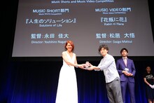 LiLiCoからトロフィーを受け取る松居大悟。（Photo by Kayoko Yamamoto）