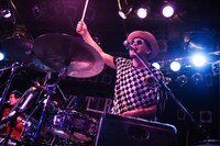 H ZETT KOU（Dr）（Photo by Yuta Ito）